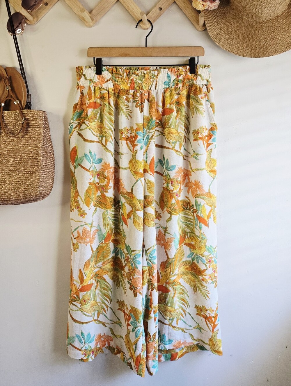 Rose & Olive White Wide-Leg Tropical Print Pants